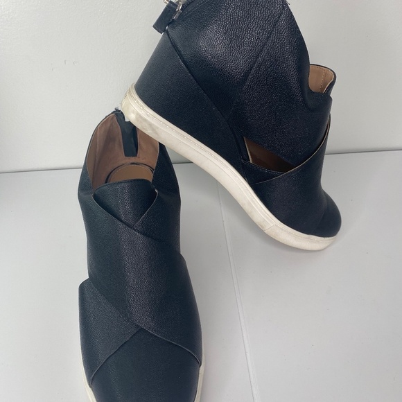 Paola Black/White Shows - Picture 14 of 15